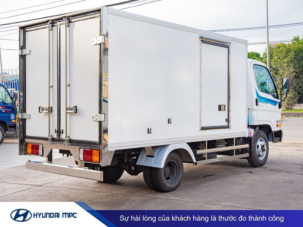 Giá xe tải Hyundai Mighty N250SL thùng kín composite 2T - 2.5T